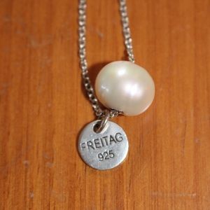 Chaîne argent et perle d’eau douce. Marque Freitag